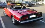 Heckansicht eines Alfa Romeo Spider 2.0 im Farbton rosso alfa aus dem Jahr 1987.