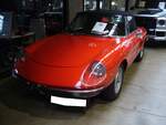 Alfa Romeo Spider 2.0 im Farbton rosso alfa aus dem Jahr 1974. Der Vierzylinderreihenmotor hat einen Hubraum von 1962 cm³ und leistet 130 PS. Classic Remise Düsseldorf am 01.11.2024.