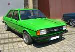 Audi 80 B1 Typ 82 GTE. Der facegeliftete B1 lief nach den Werksferien des Jahres 1976 vom Band. Das GTE Modell war das sportlichste und stärkste Modell dieser Baureihe. Für ein solches Auto musste man bei seiner Vorstellung mindestens DM 15.180,00 bezahlen. Dafür bekam man dann aber auch ein sportliches und trotzdem geräumiges Familienauto. Angetrieben wird der GTE von einem Vierzylinderreihenmotor mit einem Hubraum von 1588 cm³, der mittels einer Bosch-K-Jetronic 110 PS mobilisiert. Die Höchstgeschwindigkeit gaben die Ingolstädter damals mit 178 km/h an. Oldtimer-Revival auf dem Gelände der Kokerei Zollverein in Essen am 28.07.2024.