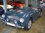 ustin Healey 100/4 BN 1 im Farbton dark grey. Im Oktober 1952 stellte Donald Healey auf der Earls Court Motorshow in London sein neues Modell Healey 100 vor. Der Chef der BMC ( B ritish M otor C orporation), Sir Leonard Lord war von dem Sportwagen derart begeistert, das er mit Donald Healey die Serienproduktion durch die BMC unter der Typenbezeichnung Austin-Healey 100 vereinbarte. Von diesem Modell wurden 5.348 Einheiten im BMC-Werk Longbridge bei Birmingham produziert. Der Vierzylinderreihenmotor hat bei diesem Auto einen Hubraum von 2660 cm³ und leistet 108 PS. Classic Remise Düsseldorf am 01.11.2024.