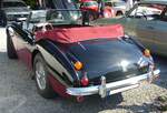 Heckansicht eines Austin Healey 3000 MK III in der Farbkombination black over cherry. Oldtimertreffen an der Bleibergquelle Velbert am 22.09.2024.