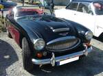 Austin Healey 3000 MK III in der Farbkombination black over cherry. Der Brite Donald Healey (*1898 +1988) entwickelte dieses Modell, um insbesondere auf dem US-Roadstermarkt, erfolgreich zu sein. Der Ur-Healey wurde bereits 1951 vorgestellt und ging ein Jahr später in den Verkauf. 1968 verließ der letzte Healey die Werkshallen von Abingdon. Der Sechszylinderreihenmotor leistet serienmäßig 148 PS aus einem Hubraum von 2.912 cm³. Die Höchstgeschwindigkeit dieses Roadsters aus dem Modelljahr 1966 wurde damals mit 195 km/h angegeben. Oldtimertreffen an der Bleibergquelle Velbert am 22.09.2024.