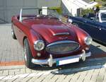 Austin Healey 3000 MK II, produziert in den Jahren von 1961 bis 1964. Der Brite Donald Healey (*1898 +1988) entwickelte dieses Modell, um insbesondere auf dem US-Roadstermarkt, erfolgreich zu sein. Der Ur-Healey wurde bereits 1951 vorgestellt und ging ein Jahr später in den Verkauf. 1968 verließ der letzte Healey die Werkshallen von Abingdon. Der Sechszylinderreihenmotor leistet im gezeigten Fahrzeug serienmäßig 132 PS aus einem Hubraum von 2.912 cm³. Oldtimertreffen an der Bleibergquelle Velbert am 22.09.2024.