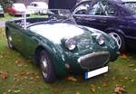 Austin Healey Sprite MK 1 im Farbton british racing green. Der Sprite MK 1 wurde von 1958 bis 1961 gebaut. Angetrieben wird er vom Vierzylinderreihenmotor aus dem Austin A35. Dieser leistet 44 PS aus einem Hubraum von 948 cm³. Aufgrund der Anordnung seiner Scheinwerfer erhielt der Sprite im Volksmund den Namen  Frogeye  bzw. im deutschsprachigen Raum  Froschauge . Oldtimertreffen beim Theater an der Niebu(h)rg am 20.10.2024 in Oberhausen/Rhld.