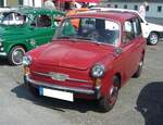 Autobianchi Bianchina Panoramica, gebaut von 1960 bis 1969. Das mit der Technik des Fiat 500 versehene Modell  Bianchina  kam 1957 als Coupe auf den Markt. Später kamen das Cabriolet, die Limousine und das Kombimodell  Panoramica  ebenfalls in das Verkaufsprogramm. Der im Heck, unter der Ladefläche verbaute Zweizylindermotor hat einen Hubraum von 499,5 cm³ und leistet 22 PS. Der abgelichtete Wagen stammt aus dem letzten Produktionsjahr 1969.  Forza Italia  = Oldtimertreffen für italienische Fahrzeuge am 30.05.2024 an Mo´s Bikertreff in Krefeld.