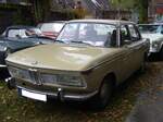 BMW 2000, produziert von 1966 bis 1972. Der 2000`er war das erste Modell der so genannten  Neuen Klasse , dass mit vorderen Rechteckscheinwerfern einher kam. Ein solches Auto war bei seinem Erscheinen ab DM 11.475,00 zu haben. Der Vierzylinderreihenmotor dieses Fahrzeuges hat serienmäßig einen Hubraum von 1990 cm³ und leistet 100 PS. Der gezeigte BMW wurde 1971 erstmalig zugelassen. Oldtimertreffen beim Theater an der Niebu(h)rg am 20.10.2024 in Oberhausen/Rhld.