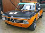 BMW 2002 ti mit FIA-Wagenpass aus dem Jahr 1969. Dieser technisch und optisch modifizierte2002 ti wurde 1970 erstmalig durch die Oberste Nationale Sportkommission für Automobilsport abgenommen. Von da an wurde der 02´er regelmäßig bei Renneinsätzen bewegt. Der 2.0 Liter Motor mit vier Zylindern leistet 204 PS. Classic Remise Düsseldorf am 11.01.2025.