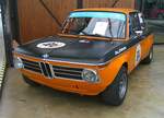 BMW 2002 ti mit FIA-Wagenpass aus dem Jahr 1969. Dieser technisch und optisch modifizierte2002 ti wurde 1970 erstmalig durch die Oberste Nationale Sportkommission für Automobilsport abgenommen. Von da an wurde der 02´er regelmäßig bei Renneinsätzen bewegt. Der 2.0 Liter Motor mit vier Zylindern leistet 204 PS. Classic Remise Düsseldorf am 11.01.2025.