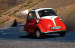 die Isetta wurde fotografiert während des Oldtimertreffens in Hilgen, der Hintergrund ist eine Bild einer Bergstraße auf Teneriffa