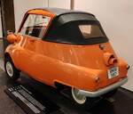 =BMW Tropen-Isetta Cabrio, Bj. 1957, 295 ccm, 13 PS, ausgestellt im Museum PROTOTYP im Hamburg, 09-2024. Gezeigt wird eine rechtsgelenkte Isetta mit zusätzlichen Luftöffnungen in der Fahrzeugtür für den Export nach Südafrika. In dieser Ausführung sollen nur 12 Fahrzeuge produziert worden sein.