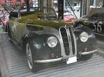 BMW 327/328 Cabriolet, produziert in den Jahren von 1937 bis 1941. Bei diesem Sportzweisitzer handelt es sich um einen BMW 327, der mit dem Sechszylinderreihenmotor des BMW 328 ausgerüstet war. Dieser Motor hat einen Hubraum von 1.971 cm³ und leistet 80 PS. Der Preis für ein solches Cabriolet belief sich damals auf 8.130,00 Reichsmark. Der abgelichtete Wagen wurde angeblich 1937 ausgeliefert. Das Modell war auch als geschlossenes Coupe lieferbar. BMW 327/328 Cabriolet, produziert in den Jahren von 1937 bis 1941. Bei diesem Sportzweisitzer handelt es sich um einen BMW 327, der mit dem Sechszylinderreihenmotor des BMW 328 ausgerüstet war. Dieser Motor hat einen Hubraum von 1.971 cm³ und leistet 80 PS. Der Preis für ein solches Cabriolet belief sich damals auf 8.130,00 Reichsmark. Der abgelichtete Wagen wurde angeblich 1937 ausgeliefert. Das Modell war auch als geschlossenes Coupe lieferbar.