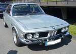 Alpina BMW E9. Das Vorgängermodell, der BMW 2800 CS, wurde 1968 von BMW vorgestellt und gilt bis heute als Stilikone. Bereits ab 1969 schickte Alpina aus Buchloe im Allgäu das Modell mit einer auf 250 PS gesteigerten Leistung auf die Rennstrecken Europas. Doch der BMW 2800 CS war eher ein sportlicher Gran Turismo, denn ein reinrassiger Sportwagen. Die Idee eines Sportmodells des BMW 2800 CS war geboren. Davon musste jedoch noch der Partner in München überzeugt werden. In einem Brief an BMW Entwicklungschef Bernhard Osswald erklärt Alpina-Gründer Burkard Bovensiepen das grundlegende Konzept für ein Leichtbau-Coupe. Prompt folgten Treffen mit der BMW Führungsriege in München und den Leuten von Karmann in Osnabrück. Ein solches Projekt in der Kürze der Zeit umzusetzen, erschien angesichts der bürokratischen Abläufe in einem Großkonzern jedoch wenig erfolgsversprechend. Schon 1971 sollte das Leichtbau-Coupé mit Straßenzulassung vorgestellt werden, das gleichzeitig als Homologationsmodell für den Motorsport dienen sollte. Im Oktober 1970 entschloss sich BMW schließlich dazu, die „entwicklungsseitige Projektleistung“ für das Leichtbau-Coupé auf Basis des 3.0 CS direkt an Alpina zu übertragen. Ein Meilenstein in der Partnerschaft zwischen BMW und Alpina. Oldtimer-Revival auf dem Gelände der Kokerei Zollverein in Essen am 28.07.2024.