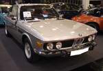 BMW E9 3.0 CSi, gebaut von 1971 bis 1975. Als 2800 CS wurde der E9 bereits im Jahr 1968 vorgestellt. Das Leichtbau-Coupe 3.0 CSi war das Spitzenmodell der E9-Baureihe. Der Sechszylinderreihenmotor leistet 200 PS aus einem Hubraum von 2.985 cm³. Der abgelichtete 3.0 CSi aus dem Jahr 1973 ist im Farbton titansilber lackiert. Essen Motor Show am 04.12.2024.