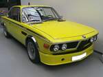 BMW E9 3.0 CSL. gebaut von 1971 und 1972. Im Jahr 1971 entstanden die ersten 3.0 CSL-Coupes in Zusammenarbeit mit der Tuningfirma Alpina/Buchloe im Allgäu. Es waren Homologationsmodelle für den Tourenwagensport. Als Basis diente der E9 3.0 CS. Der 3.0 CSL (C oupe S port L eichtbau) erhielt keine motortechnische Leistungssteigerung, sondern wurde durch Gewichtsersparnis auf ein Leergewicht von 1165 kg  abgespeckt . Lediglich 1300 Autos dieses Typs wurden hergestellt. Der abgelichtete Wagen im Farbton golfgelb wurde erstmalig Anfang 1973 in Belgien zugelassen. Der Sechszylinderreihenmotor hat einen Hubraum von 3003 cm³ und leistet 200 PS. Werksmäßig wurde eine Höchstgeschwindigkeit von 220 km/h angegeben. Classic Remise Düsseldorf am 11.01.2025.