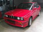 BMW E30 M3 im Farbton misanorot, gebaut in den Jahren von 1986 bis 1991. Der M3 war ursprünglich als Homologationsmodell für die DTM gedacht. Der Vierzylinderreihenmotor mit einem Hubraum von 2.302 cm³ leistet 220 PS. Classic Remise Düsseldorf am 11.01.2025.