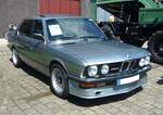 Alpina B9 3.5. Auf der Basis des BMW E28 528i entstanden zwischen 1981 bis 1985 ca. 550 Alpina B9 3.5. Die Firma Alpina/Burkard Bovensiepen ist in Buchloe im Ostallgäu ansässig. Durch etliche technische Verfeinerungen am Motor des 528i kommt der Sechszylinderreihenmotor auf einen Hubraum von 3453 cm³ und leistet 245 PS. Die Höchstgeschwindigkeit gab man bei Alpina mit 240 km/h an. Oldtimer-Revival auf dem Gelände der Kokerei Zollverein in Essen am 28.07.2024.