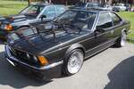 BMW E24 635CSi M6 im Farbton diamantschwarzmetallic. Das BMW 6´er Coupe der Baureihe E24 wurde im März 1976 auf dem Genfer Auto Salon vorgestellt und bis 1989 produziert. Das Coupe war mit etlichen Motorisierungen lieferbar. Spitzenmodell war jedoch der von Thomas Sauerland abgelichtete 635 CSi M6, der ab Frühjahr 1984 bei den Händlern stand. Äußerlich unterscheidet er sich vom  normalen 635CSi  durch eine tiefer herunter gezogene Frontschürze. Unter der Haube ist der Motor des BMW M1 verbaut. Dieser Sechszylinderreihenmotor mit Vierventiltechnik hat einen Hubraum von 3453 cm³ und leistet 286 PS. Die Höchstgeschwindigkeit wurde von BMW mit 255 km/h angegeben. Für ein solches Auto war bei seiner Markteinführung in Deutschland ein Kaufpreis von mindestens DM 102.050,00 fällig. Oldtimer-Revival auf dem Gelände der Kokerei Zollverein in Essen am 28.07.2024.