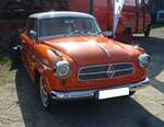 Borgward Isabella Combi de Luxe aus dem Jahr 1959 in der Farbkombination coralle/weiß. Gebaut wurde das Modell von 1954 bis 1961 in Bremen-Sebaldsbrück. Die Fahrzeuge mit der de Luxe-Ausstattung waren besonders reichhaltig ausgestattet. Hier wurde ein Combi-Modell abgelichtet, dass ab 1958 gebaut wurde. Dieses ist am kleineren Rhombus im Kühlergrill erkennbar. Der Vierzylinderreihenmotor leistet 55 oder 60 PS aus einem Hubraum von 1493 cm³. Insgesamt wurden 37.396 Isabella-Kombiwagen produziert. Der Basispreis für solch ein Combi-Modell betrug durchgängig DM 7565,00. Zaungast beim Treffen für Feuerwehr-Oldtimer am 14.09.2024 an der  Alten Dreherei  in Mülheim an der Ruhr.