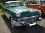 Buick Special 40 Sedan aus dem Jahr 1956 in der Farbkombination laurel green/dover white.