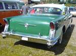 Heckansicht eines Buick Special 40 Sedan im Farbton laurel green aus dem Jahr 1956.