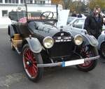 Buick Series E-Six Tourer aus dem Jahr 1918. Von den Series E-Six-Modellen kratzte Buick im Modelljahr 1918 mit 89.925 verkauften Fahrzeugen fast an die Grenze von 90.000. Das Modell war als viertürige Limousine, zweitüriges Coupe, zweisitziger Roadster und eben als Open Tourer (Foto) lieferbar. Wie auf dem Schild an der Front schon ersichtlich ist, wird dieses Auto von einem Sechszylinderreihenmotor angetrieben, der aus einem Hubraum von 3966 cm³ eine Leistung von 60 PS an die Hinterachse bringt. Oldtimertreffen an Mo´s Bikertreff in Krefeld am 10.11.2024.