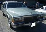 Cadillac Fleetwood Brougham Estate Wagon aus dem Jahr 1981. Dieses Auto hat eine interessante Geschichte. Im Jahr 1980 gewannen die Oakland Raider den Super Bowl der US-amerikanischen NFL. Zu diesem Zeitpunkt war die Luxusmarke Cadillac einer der Hauptsponsoren der NFL. Um etwas extravagantes zu haben, was ihn immer an diesen Erfolg erinnert, nahm der Mitbesitzer der Oakland Raiders, Ed McGah, Kontakt mit Cadillac auf und bat um eine Einzelanfertigung eines großen Kombimodelles aus dem Hause Cadillac, um seine zahlreichen Enkelkinder mit zu den Spielen nehmen zu können. So entstand dieses Einzelstück mit einer dritten Sitzbank im Kofferraum, von der Passagiere aus dem Heckfenster sehen können. Nach dem Tod des Eigentümers blieb der Wagen noch eine Zeit in der Familie, wurde ohne Rücksicht auf die Kosten restauriert und auch technisch modernisiert und später nach Deutschland verkauft. Der V8-Motor hat einen Hubraum von 6036 cm³ und leistet 142 PS. Oldtimertreffen an der Bleibergquelle Velbert am 22.09.2024.