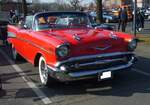 Chevrolet Series 2400C Bel Air Convertible Coupe des Modelljahres 1957. Von diesem Cabriolet Modell verkaufte die GM-Division Chevrolet im Jahr 1957 genau 47.562 Fahrzeuge. Der Basispreis lag bei US$ 2511,00. Der im Farbton matador red lackierte Bel Air, wird von einem V8-Motor angetrieben. Dieser, Turbo-Fire genannte Motor, leistet 185 PS aus einem Hubraum von 4635 cm³. Oldtimerbrunch am Cafe del sol in Gelsenkirchen am 09.03.2025.