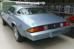 Heckansicht eines Chevrolet Camaro aus dem Jahr 1977 im Farbton bright blue. Classic Remise Düsseldorf am 11.01.2025.