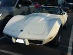 Chevrolet Corvette C3 Sting Ray Targa im Farbton classic white aus dem Modelljahr 1976.