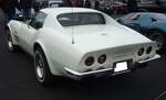 Heckansicht eines Chevrolet Corvette Stingray Coupe aus dem Jahr 1969 im Farbton polar white.