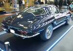 Heckansicht eines Chevrolet Corvette C2 Sting Ray Coupe aus dem Jahr 1963 im Farbton daytona blue.