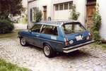 Chevrolet Vega von 1977 (letztes Produktionsjahr) aufgenommen in St. Gallen Ende der 80er Jahre. Das Bild datiert von 1986; die Winterreifen liegen im Kofferraum, das Fahrzeug wurde damals verkauft.
Der Chevrolet Vega wurde als Konkurrent für deutsche und japanische Importfahrzeuge entwickelt. General Motors wollte ein revolutionäres Fahrzeug herausbringen. So war der Motorblock aus einer Vollaluminiumlegierung und ohne Laufbüchsen. Die Zylinderwände hatten eine Tendenz zu zerbröseln und führten zu hohem Ölverbrauch und Motorschäden. Ab 1976 wurde der Motor als Dura-Built 140 vollständig überarbeitet und war nun standfest. Aber da war es bereits zu spät. Ab 1978 wurde der Name Vega nicht mehr verwendet und das Fahrzeug wurde als Monza mit anderen Motoren (4 und 6 Zylinder) vermarktet. Dieser 77er war auf jeden Fall ein gutes Auto. Der Vega war sehr rostanfällig und dieser 77er war keine Ausnahme. Er wurde vor einigen Jahren verschrottet.