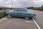 Profilansicht eines Chevrolet Series 2100KK Styleline DeLuxe fourdoor Sedan im Farbton twilight blue aus dem Jahr 1952.