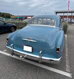 Heckansicht eines Chevrolet Series 2100KK Styleline DeLuxe fourdoor Sedan im Farbton twilight blue aus dem Jahr 1952.