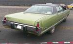 Heckansicht eines Chrysler Newport Custom Sedan aus dem Modelljahr 1972 im Farbton mist green.