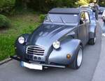 Eine optisch und technisch stark veränderte  Ente . Im normalen Fahrbetrieb hörte sich dieser  extravagante  Citroen 2CV fast an, wie ein serienmäßiger 2CV. Beim beschleunigen war es dann eine etwas brutalere Geräuschkulisse. Oldtimertreffen an der Bleibergquelle Velbert am 22.09.2024.