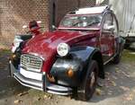 Citroen 2CV 6  Charleston Ente  aus dem Jahr 1982. Dieses Sondermodell wurde 1980 vorgestellt. Es war eine limitierte Stückzahl von 8000 Fahrzeugen geplant. Wegen der großen Nachfrage wurde das Modell aber dann doch ins Standardmodellprogramm von Citroen aufgenommen. Anfänglich wurde das Modell nur in der gezeigten rot-schwarzen Lackierung (Originalbezeichnung rouge delage/noir) ausgeliefert. Neben geänderten Rückspiegeln hat dieses Sondermodell nun auch innenliegende Scheibenbremsen an den Vorderrädern. Der luftgekühlte Zweizylinderboxermotor hat einen Hubraum von 602 cm³ und leistet 29 PS. Die Höchstgeschwindigkeit wurde mit 110 km/h angegeben. Oldtimertreffen beim Theater an der Niebu(h)rg am 20.10.2024 in Oberhausen/Rhld.