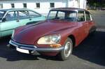 Citroen D Super aus dem Jahr 1970. Im Herbst 1955 wurde der Citroën DS vorgestellt. Dieses Fahrzeug war derart innovativ, dass es bis heute seines gleichen sucht. Hydropneumatik mit Niveauregulierung, Zweikreis-Bremssystem mit Scheibenbremsen, sowie einer Servolenkung. Dazu eine phantastische Linienführung, gemütliche Sitze und gute Rundumsicht. Die einfacheren Modelle ID, später D-Spècial, D Super (Foto) und D Super 5 waren mit normalem Bremspedal, statt des hydraulischen Bremspilz, sowie einer Lenkradschaltung ausgestattet. Der Vierzylinderreihenmotor hat einen Hubraum von 1985 cm³ und leistet 90 PS. French Car Devotion am 03.10.2024 an Mo´s Bikertreff in Krefeld.