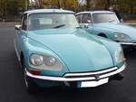 Citroen DS 23 Pallas, produziert in den Jahren von 1972 bis 1975. Das Modell DS 23 war mit dem Schwestermodell DS 23 IE (mit elektronischer Benzineinspritzung) das am stärksten motorisierte Modell aus der bereits 1955 vorgestellten ID/DS-Baureihe. Der Vierzylinderreihenmotor hat einen Hubraum von 2332 cm³ und leistet 115 PS. Diese Motorleistung verhilft der  Göttin  zu einer Höchstgeschwindigkeit von 179 km/h. Oldtimertreffen an Mo´s Bikertreff in Krefeld am 10.11.2024.