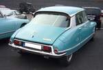 Heckansicht eines Citroen DS23 Pallas im Farbton bleu lagune.