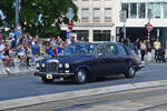 Daimler DS 420, mit dem Luxemburger Groherzoges Henri, fhrt auf dem Weg zur Ehrentribne an der wartenden Menschenmengen vorbei welche der Militrparade zum Nationalfeiertag sehen wollen.