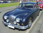 Daimler 250 V8 Automatic, wie er von 1962 bis 1969 in Coventry gebaut wurde. Technisch und optisch basierte dieses Modell auf dem Jaguar MK II, war aber hochwertiger ausgestattet. Des weiteren war der Kühlergrill  Daimlertypisch  gestaltet. Angetrieben wird der Wagen vom, aus dem Daimler SP 250 bekannten, V8-Motor. Dieser Motor hat einen Hubraum von 2548 cm³ und leistet 141 PS. Die Höchstgeschwindigkeit soll bei ca. 180 km/h liegen. Oldtimer-Revival auf dem Gelände der Kokerei Zollverein in Essen am 28.07.2024.