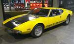 De Tomaso Pantera L aus dem Jahr 1972. Das L in der Typenbezeichnung stand für Lusso, also Luxus. Der Argentinier Alejandro De Tomaso gründete 1959 in der Nähe von Modena die De Tomaso Automobili SpA. Im Jahr 1971 wurde der Pantera als Nachfolger des legendären  Mangusta  vorgestellt. Die Karosserie wurde vom berühmten US-amerikanischen Autodesigner Tom Tjaarda (*1934 +2017) gezeichnet. Der Motor war als Mittelmotor verbaut und stammte aus dem Regal von Ford/USA. Dieser V8´er hat einen Hubraum von 5763 cm³ und leistet, je nach Vergaserbestückung, zwischen 280 PS und 400 PS. Die Höchstgeschwindigkeit wurde damals mit 257 km/h angegeben. Classic Remise Düsseldorf am 11.01.2025.