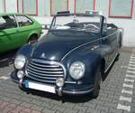 DKW F93 3=6 zweisitziges Sonderklasse-Cabriolet aus dem Jahr 1955. Montiert wurde dieser Typ von 1953 bis 1955 bei Karmann in Osnabrück. Der Luxus ein solches Cabriolet zu fahren, schlug in der Wirtschaftswunderzeit mit einem Kaufpreis von mindestens DM 7455,00 zu Buche. Der Dreizylinderzweitaktreihenmotor hat einen Hubraum von 896 cm³ und leistet 34 PS. Oldtimertreffen an der Burgruine in Essen-Burgaltendorf am 26.05.2024.
