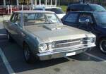 Dodge Dart Coupe des Modelljahres 1968 im Farbton gold.