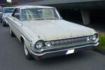 Dodge Polara Hardtop Coupe aus dem Jahr 1964. Dieser Polara im Farbton ivory trägt die  Patina  eines 60-jährigen Autolebens. Die Modellreihe  Polara  war im Jahr 1964 die mittlere Ausstattungsvariante im Programm von Dodge. Darunter war die Baureihe  Coronet  und darüber das Modell  Monaco  angesiedelt. Es gab die Modelle in fast allen Karosserieversionen und etlichen Motorisierungen lieferbar. Das hier gezeigte Coupe hat den V8-Motor mit einem Hubraum von 383 cui (6276 cm³) und leistet 330 PS. Oldtimer-Revival auf dem Gelände der Kokerei Zollverein in Essen am 28.07.2024.