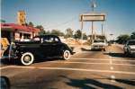 Ein Dodge Business Coupe, Baujahr 1936, biegt bei Otter Creek/Florida, auf die 24 West Richtung Cedar Key ab. Aus dem fahrenden Auto  geschossen . Oktober 1988.