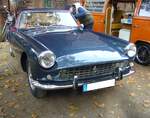 Ferrari 250 GT Coupe im Originalfarbton ribot blu, gebaut in Maranello in den Jahren von 1960 bis 1962. Der 250 GT war das erste viersitzige Modell der Marke mit dem  cavallo rampante  im Firmenlogo. Der V12-Motor hat einen Hubraum von 2.992 cm³ und leistet ca. 240 PS. Die Höchstgeschwindigkeit dieses schnittigen Coupes wurde mit 230 km/h angegeben . Dieses Coupe aus dem Jahr 1963 ist eines von den insgesamt 962 gebauten Autos dieses Typs. Oldtimertreffen beim Theater an der Niebu(h)rg am 20.10.2024 in Oberhausen/Rhld.