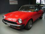 Fiat 124 Spider auch Pininfarina Spider-Europa genannt, der Modelljahre von 1982 bis 1985. In seiner Urform wurde der Spider bereits 1966 vorgestellt und auch bis 1975 in Deutschland verkauft. Erst ab 1982 erschien das Modell wieder in den Schaufenstern der Händler. Hier wurde ein US-Modell, erkennbar an den seitlichen Begrenzungsleuchten, abgelichtet. Der Vierzylinderreihenmotor leistet 105 PS aus einem Hubraum von 1995 cm³. Classic Remise Düsseldorf am 15.08.2021.