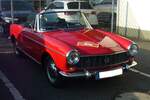 Fiat 1500 Spider im Farbton rosso corsa, gebaut in den Jahren von 1963 bis 1966. Das hübsche Blechkleid wurde von Pininfarina geschneidert. Der Vierzylinderreihenmotor hat einen Hubraum von 1481 cm³ und leistete 67 PS. Ab dem Modelljahr 1964 wurde die Leistung auf 75 PS erhöht. Die Fahrzeuge mit 75 PS waren serienmäßig mit einem Fünfganggetriebe ausgestattet. Der gezeigte Wagen wurde erstmalig im Jahr 1965 zugelassen. 11. Saarner Oldtimer Cup am 01.09.2024 in Mülheim an der Ruhr-Saarn.